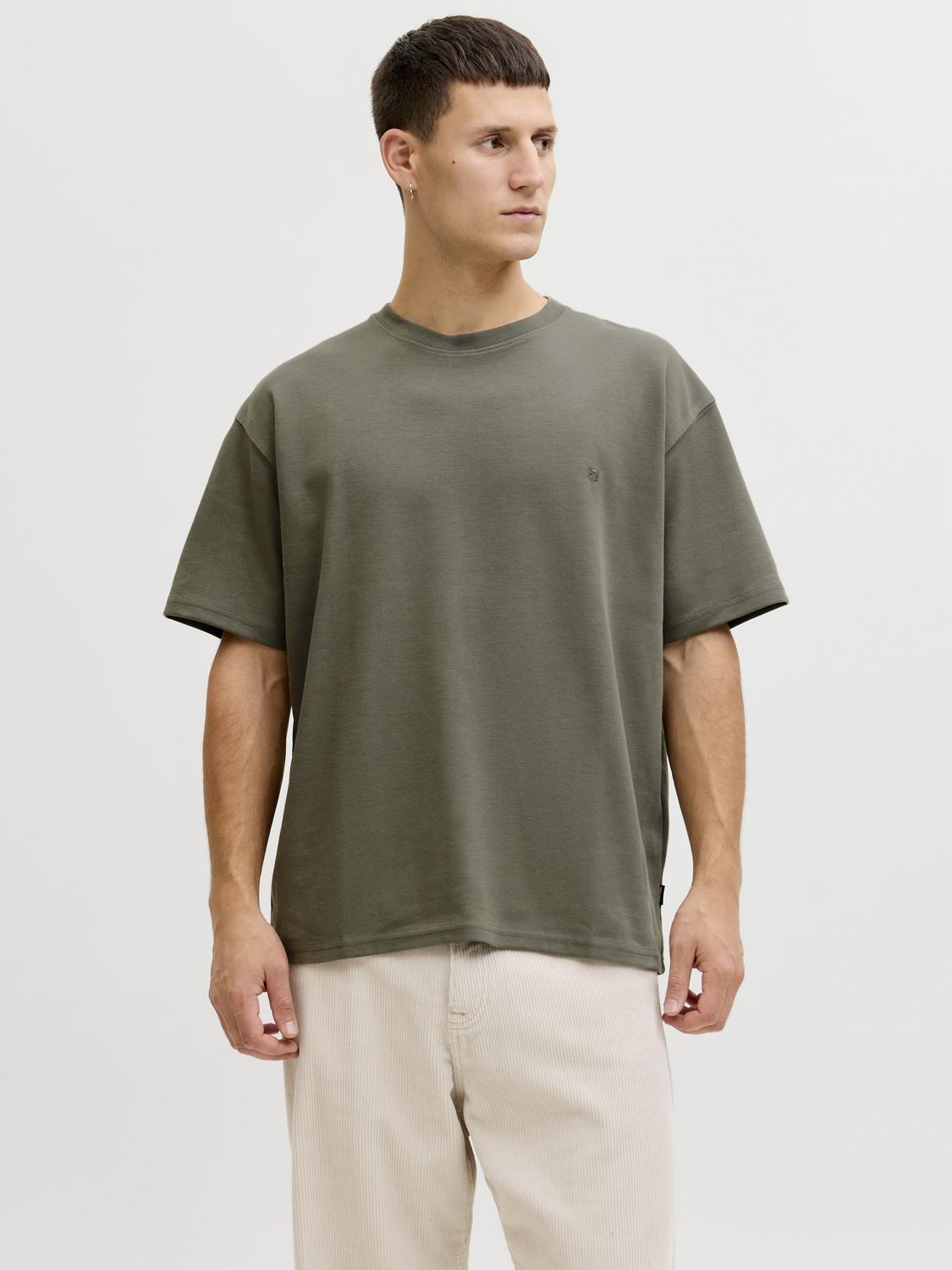 model_shot-front